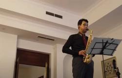 السفير الكوري يعزف «3 دقات» على «الساكسفون»..«من يفهم الموسيقى يفهم العالم» (فيديو)