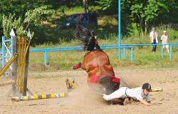 شاهد لحظة سقوط المتسابق المصري من أعلى الحصان بالفروسية.. فيديو