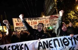 الآلاف يحتجون في أثينا على حملة التطعيم ضد كوفيد-19