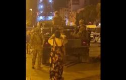 بالهتافات والزغاريد.. التونسيون يستقبلون الجيش في شوارع العاصمة (فيديو)