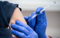 "الصحة": الإصابة بالفيروس بعد اللقاح ممكنة.. لكن نسبتها أقل بكثير