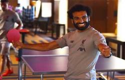 محمد صلاح يكتسح لاعبي ليفربول في تنس الطاولة وكلوب يراهن بأمواله على «مو». فيديو