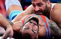 المصارع محمد متولي يخسر من المجرى فيكتور فى منافسات المصارعة الرومانية