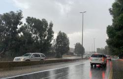 شاهد .. أمطار غزيرة على "شفا الطائف" دفعت المواطنين للتنزه