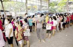 حشود فلبينية تلجأ لمراكز التطعيم ضد كورونا بسبب شائعات عن وقف المساعدات المالية