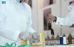 شاب سعودي يمتهن حرفة صناعة أدوات الصقور بإتقان