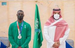 ولي العهد يلتقي اللاعب طارق حامدي الحائز الميدالية الفضية في أولمبياد طوكيو 2020
