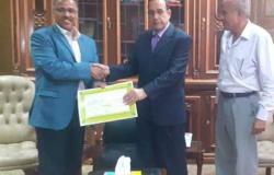 محافظ شمال سيناء يكرم مدير إدارة الإيرادات بمناسبة بلوغه السن القانونية للمعاش