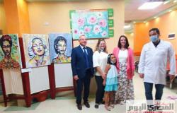 دعما للمرضى والطواقم الطبية.. طبيبة روسية تقيم معرضا فنيا داخل مستشفى في الغردقة