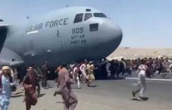 فيديو المأساة الكامل بـ5 كاميرات.. الهاربون من أفغانستان جلسوا فوق دولاب عجلات الطائرة فسقطوا