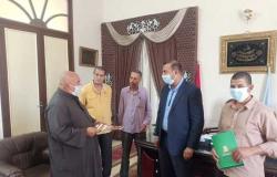 رئيس مدينة دسوق يُسلّم «عقود التقنين» إلى 4 مستحقين (صور)