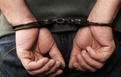 حبس 3 عاطلين بتهمة حيازة سلاح ومخدارت في الخانكة