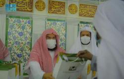 شاهد.. "السديس" يُشارك في توزيع الهدايا على زوار المسجد النبوي