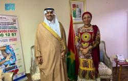 سفير السعودية في بوركينا فاسو يلتقي وزيرة المرأة ويناقشان التعاون بمجال العمل الإنساني