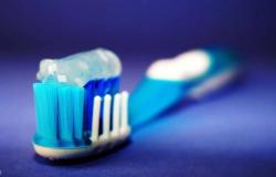 انتبه إذا لاحظت هذه العلامة خلال تنظيف أسنانك.. قد تكون معرّضاً لنوبة قلبية