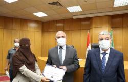 وزير الري يكرم العاملين بالمشروع القومى لتأهيل الترع بمحافظة المنيا (صور)