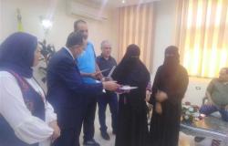 محافظ شمال سيناء يوزع الدفعة الأولي من تعويضات أسر الشهداء والمصابين
