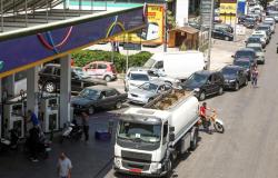 لبناني يتنكر في زي امرأة للحصول على الوقود