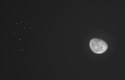 "فلكية جدة": القمر يقترن بالثريا.. الليلة