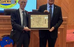 رئيس رابطة خريجي الجمعية اليابانية يتسلم شهادة تقدير من وزير خارجية اليابان