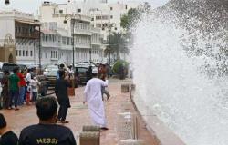 «شاهين» يضرب عمان.. والإمارات تحذر مواطنيها