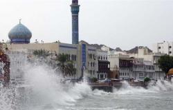«تحذيرات من الأمطار وهياج الأمواج».. إعصار شاهين يتراجع إلى عاصفة مدارية في عمان