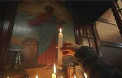 «ولعّل لّي شمعة وصلّى لّي».. لماذا يضيء الأقباط الشموع أمام الأيقونات المقدسة؟ (صور)