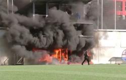 بالفيديو.. اندلاع حريق في ملعب مباراة أندورا وإنجلترا ضمن تصفيات كأس العالم