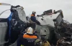 الضحايا 23 شخصاً.. شاهد اللقطات الأولى من مكان سقوط طائرة روسية