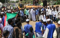 مئات السودانيين يعتصمون للمطالبة بسلطة عسكرية