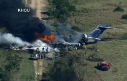 شاهد.. حريق هائل يلتهم طائرة ركاب أمريكية في حادث مروع بهيوستن