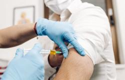 إتاحة جرعة ثالثة معزّزة للقاح كورونا للممارسين الصحيين