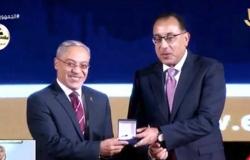 مدبولي يسلم رئيس جامعة طنطا جائزة المركز الثاني للمؤسسة المتميزة في تقديم الخدمات الإلكترونية