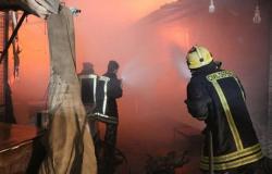 الأردن.. شاهد حريقًا ضخمًا يدمر عددًا من المحال التجارية في عمّان