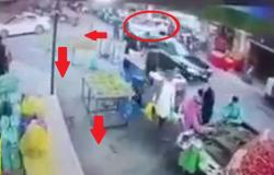 فيديو من الأردن.. امرأة تقود سيارتها إلى كارثة بسوق مزدحم