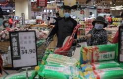 مسؤول صيني يوضح لماذا طالبات بلاده المواطنين بتخزين السلع الغذائية