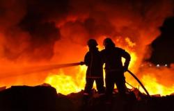 "مدني تبوك" يخمد حريقاً نشب في أخشاب بحي البوادي
