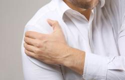تقرير طبي يحذِّر: ألم الكتف قد يكون مؤشرًا لوجود مرض خطير