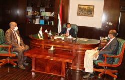 "حمدوك" يباشر مهامه في رئاسة الحكومة بعد التوقيع على الاتفاق السياسي