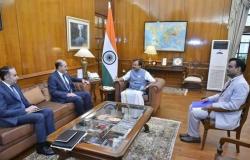 سفير مصر في نيودلهي يلتقي وزير الدولة الهندي للشؤون الخارجية