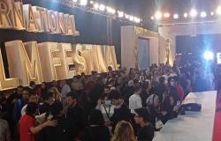 زحام وغياب الإجراءات الاحترازية في فعاليات مهرجان القاهرة السينمائي