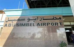 مطار أبوسمبل يجري تجربة طوارئ للتعامل مع انفجار إطار طائرة فور هبوطها (صور)