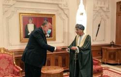 شكري يسلم رسالة من الرئيس إلى سلطان عمان