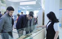 سفيرة مصر في طشقند تُسلَّم «كتب مُهداة» إلى المكتبة الوطنية لأوزبكستان (صور)