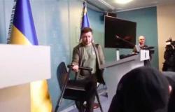 شاهد تصرف غريب من رئيس أوكرانيا أمام الصحفيين يثير تفاعلا.. فيديو