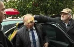 جولة انتخابية انتهت بمفاجأة غير سعيدة.. مرشح للرئاسة الفرنسية يتعرض للضرب بالبيض (فيديو)