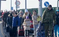 الرئيس الأوكراني يعلن إجلاء نحو 125 ألفا عبر الممرات الإنسانية