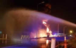 التحالف: هجوم عدائي في جدة يستهدف محطة توزيع المنتجات البترولية لأرامكو
