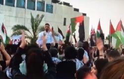 بالصور : احتجاج امام السفارة الاسرائيلية في عمان على اغتيال ابو عاقلة