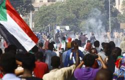 متظاهرو السودان يرفضون الحكم العسكري